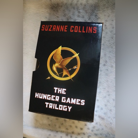 The Hunger Games Trilogy Hard Cover Box Set. Written by Suzanne Collins - Picture 1 of 15
